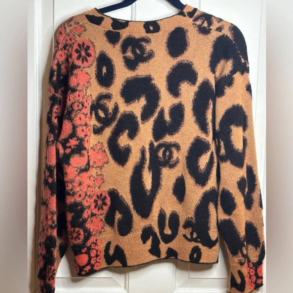 EUC CHANEL A2023 animal print Beige and Black Knit Vneck sweater size FR 36